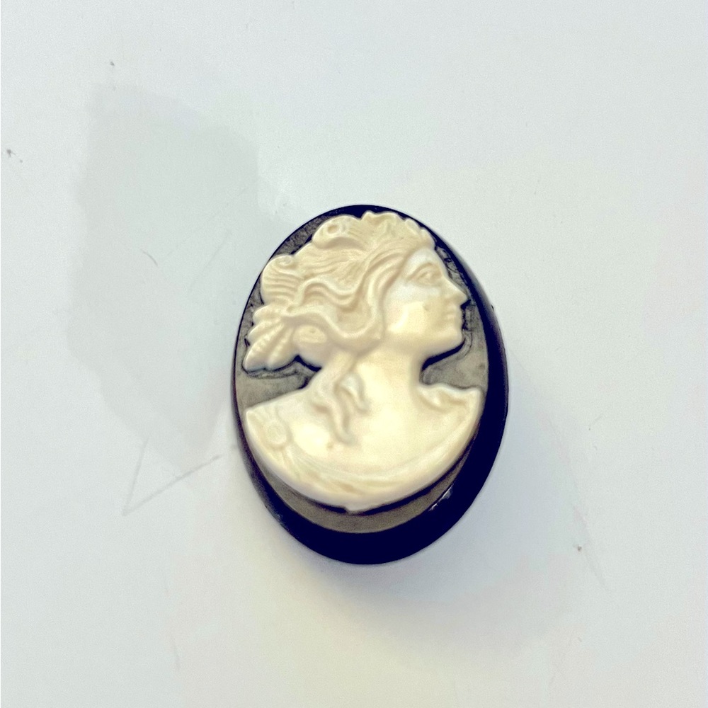 Small cameo pin, vintage plastic. Black and white.